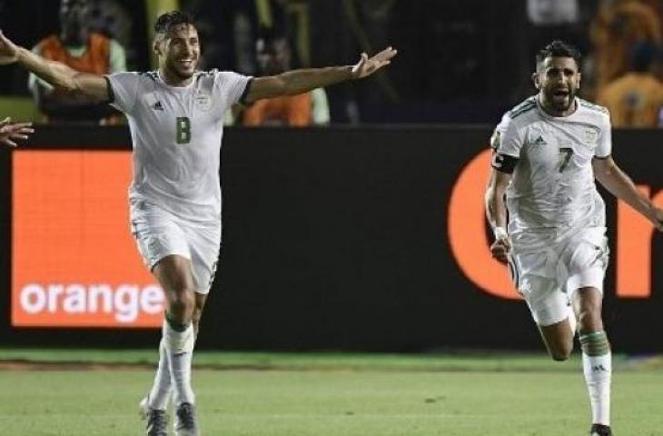 Kapten Aljazair, Riyad Mahrez (kanan) merayakan golnya ke gawang Nigeria di semifinal Piala Afrika 2019 di Cairo International stadium. (JAVIER SORIANO / AFP)