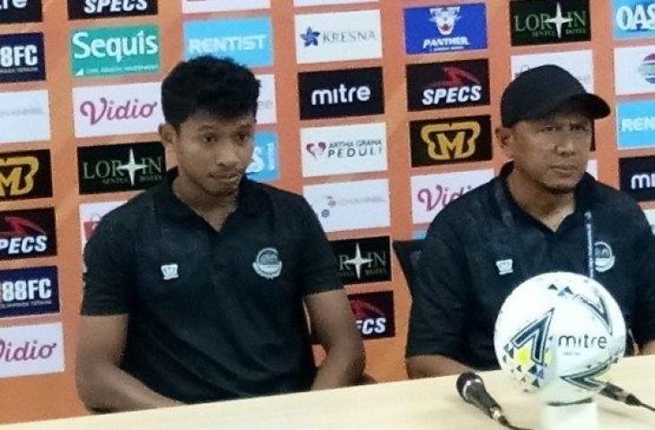 Pelatih Tira-Persikabo Rahmad Darmawan (tengah) dan pemainnya Rifad Marasabessy (kiri) dalam jumpa pers usai melawan Persija Jakarta di Stadion Pakansari, Cibinong, Bogor, Selasa (16/7/2019). [Suara.com/Adie Prasetyo]