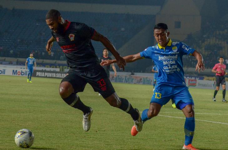 Pesepak bola Persib Bandung Febri Hariyadi (kanan) berebut bola dengan pesepak bola Kalteng Putra Rafael Bonfim (kiri) pada pertandingan lanjutan Liga 1 di Stadion Jalak Harupat, Kabupaten Bandung, Jawa Barat, Selasa (16/7/2019). ANTARA FOTO/Raisan Al Farisi/nz.