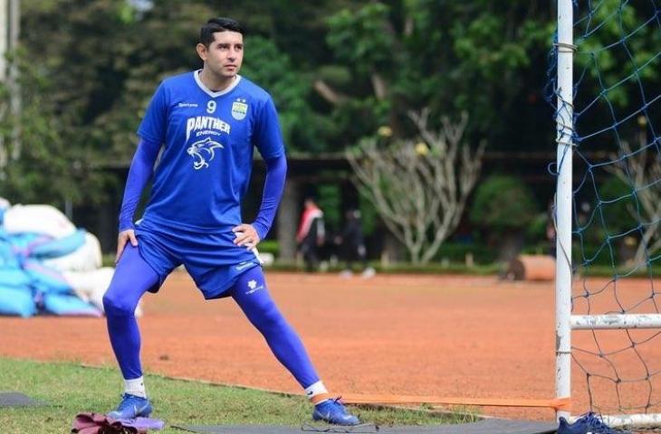 Pemain Persib Bandung, Esteban Vizcarra bakal diturunkan pelatih Robert Albert jelang menghadapi Kalteng Putra, Selasa (16/7/2019). [@este_vizcarra / Instagram]