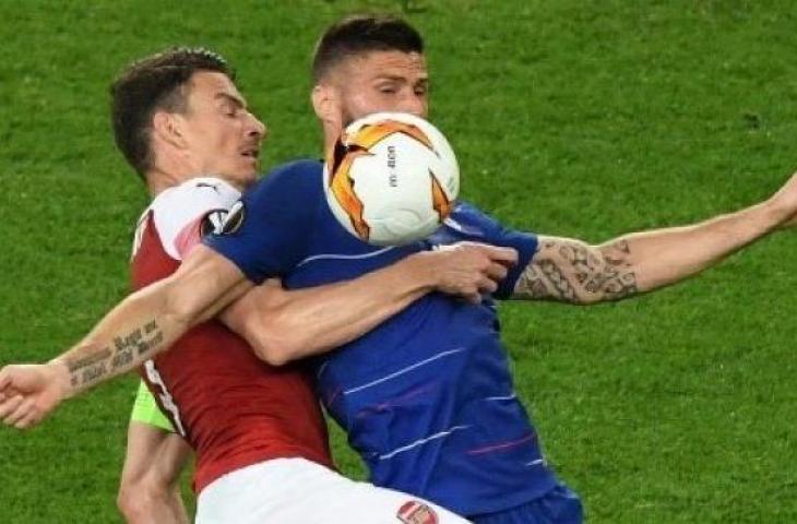 Bek Arsenal, Laurent Koscielny (kiri) mencoba merebut bola dari striker Chelsea, Olivier Giroud saat final Liga Europa. (Yuri KADOBNOV / AFP)