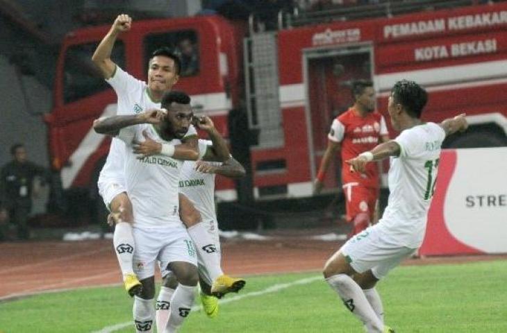 Pemain Kalteng Putra FC Patrich Steve Wanggai (kedua kanan) melakukan selebrasi usai memasukkan bola pada laga pertandingan delapan besar Piala Presiden 2019, di Stadion Patriot Candrabhaga, Bekasi, Jawa Barat, Kamis (28/3/2019). ANTARA FOTO/Suwandy