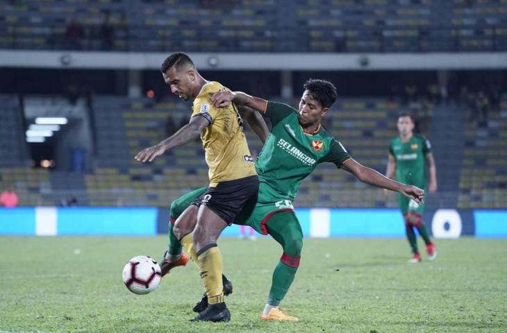 Pemain Selangor FA (jersey hijau) berebut bola dengan pemain Perak (jersey kuning) pada lanjutan Liga Super 2019. (Instagram/@faselangormy)