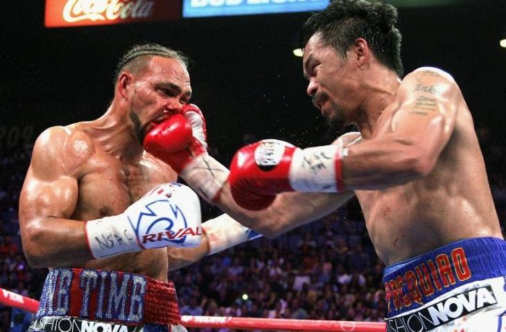 Pukulan petinju Manny Pacquiao mengenai wajah Ketih Thurman. Pada pertandingan yang digelar di Las Vegas, Minggu (21/7/2019) siang, Pacman julukan Manny Pacquiao menang angka atas lawannya. [John Gurzinski / AFP] 