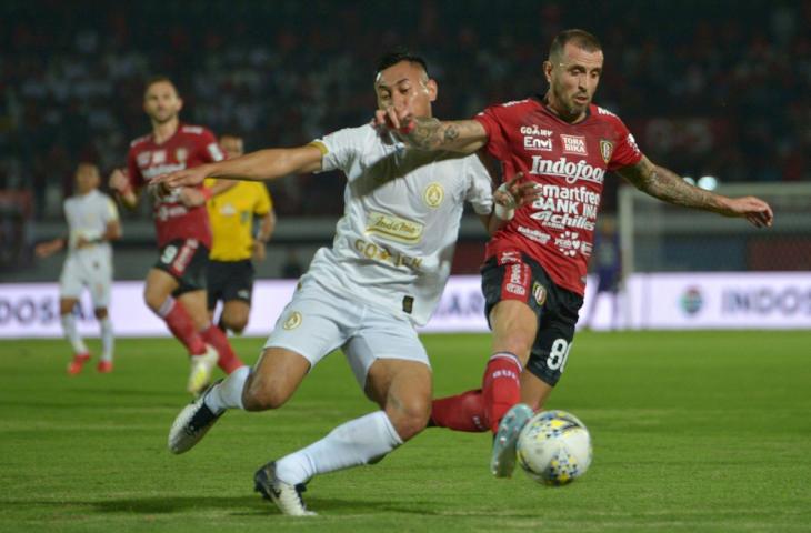 Pesepak bola PSS Sleman Gufran Rachmadhan (kedua kanan) berusaha melewati pesepak bola Bali United Paulo Sergio (kanan) dalam pertandingan Sepak Bola Liga 1 2019 di Stadion I Wayan Dipta, Gianyar, Senin (22/7/2019). Bali United menang atas PSS Sleman dengan skor 3-1. ANTARA FOTO/Nyoman Budhiana/wsj.