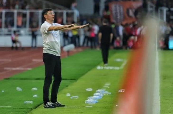 Pelatih PSM Makassar, Darije Kalezic saat memimpin timnya menghadapi Persija Jakarta di leg pertama final Piala Indonesia di Stadion Utama Gelora Bung Karno (SUGBK). [Suara.com/Muhaimin A Untung]