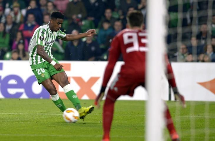 Bek Real Betis, Junior Firpo bersiap menendang ke gawang Olympiakos di laga penyisihan Piala Europa beberapa waktu lalu. Ia disebut jadi incaran Barcelona dan Manchester City. [CRISTINA QUICLER / AFP]