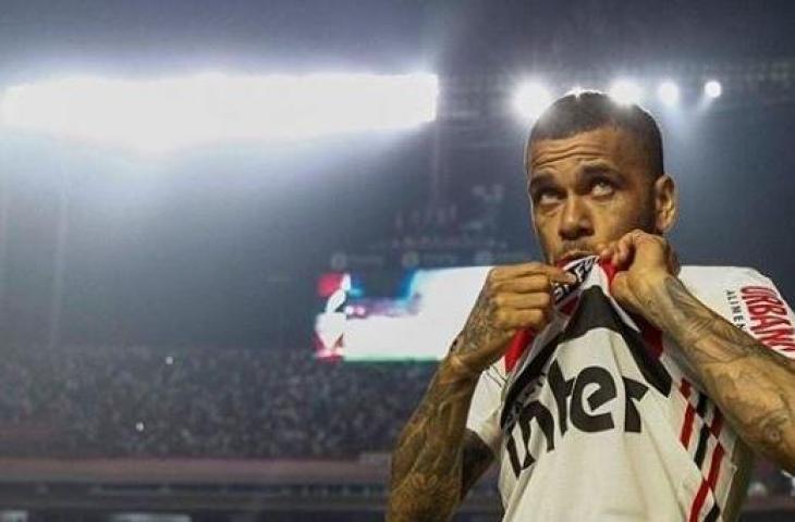 Dani Alves resmi berseragam Sao Paulo. (Instagram/saopaulofc)