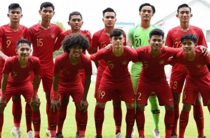 Skuat Timnas Indonesia U-19 melakukan foto bersama saat akan bertanding melawan Filipina pada Grup A Piala AFF U-18 di Stadion Binh Duong 2 di Provinsi Binh Duong, Vietnam, Selasa (6/8/2019). (ANTARA FOTO/Yusran Uccang)