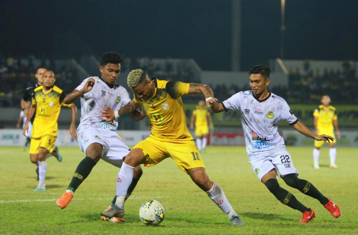 Pesepak bola Barito Putera Rafael Feital Da Silva (tengah) berebut bola dengan pesepak bola Tira Persikabo Muhammad Rifad Marasabessy (kiri) dalam pertandingan lanjutan Liga 1 2019 di Stadion Demang Lehman Martapura, Kalimantan Selatan, Jumat (9/8/2019). Tira Persikabo menang atas Barito Putera dengan skor 4-2.ANTARA FOTO/Bayu Pratama S/wsj.