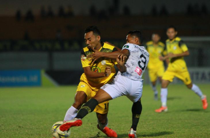 Pesepak bola Barito Putera Nazar Nurzaidin (kiri) berebut bola dengan pesepak bola Tira Persikabo Muhammad Abduh Lestaluhu (kanan) dalam pertandingan lanjutan Liga 1 2019 di Stadion Demang Lehman Martapura, Kalimantan Selatan, Jumat (9/8/2019). Tira Persikabo menang atas Barito Putera dengan skor 4-2.ANTARA FOTO/Bayu Pratama S/wsj.