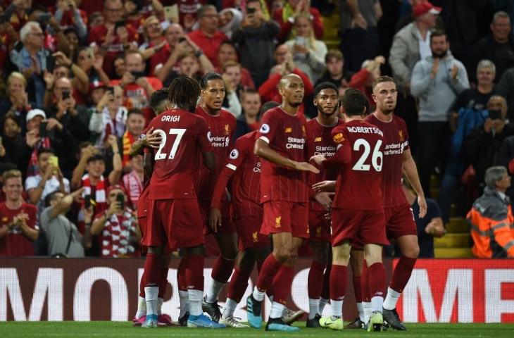 Para pemain Liverpool merayakan gol yang dicetak Virgil van Dijk saat menghadapi Norwich City pada laga pembuka Liga Primer Inggris, Jumat (9/8/2019). Liverpool sukses menggulung Norwich dengan skor 4-1. [OLI SCARFF / AFP]