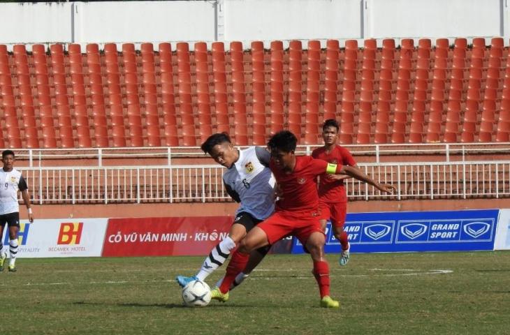 Kapten Timnas Indonesia U-19, Brylian Aldama, berduel dengan pemain Laos di pertandingan ketiga fase Grup A Piala AFF U-18 2019. (Dok: PSSI)