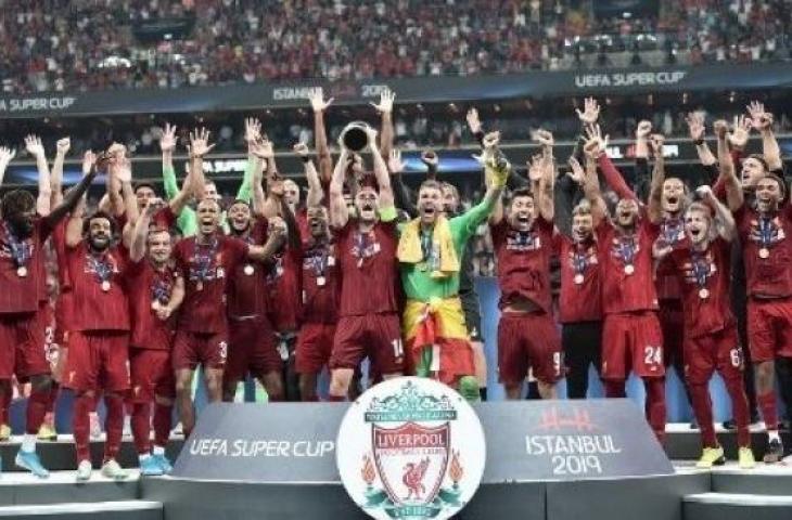 Para pemain Liverpool merayakan trofi juara Piala Super Eropa setelah mengalahkan Chelsea lewat adu penalti di Besiktas Park Stadium. (OZAN KOSE / AFP)