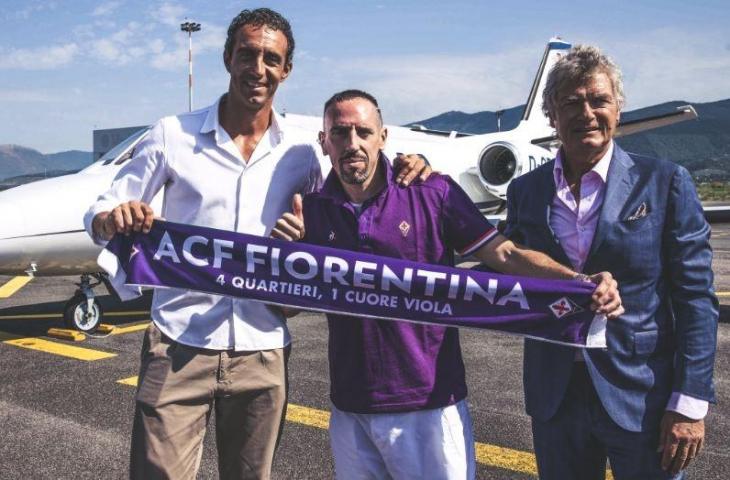 Frank Ribery saat resmi diperkenalkan sebagai pemain anyar Fiorentina. (Twitter/@acffiorentina)