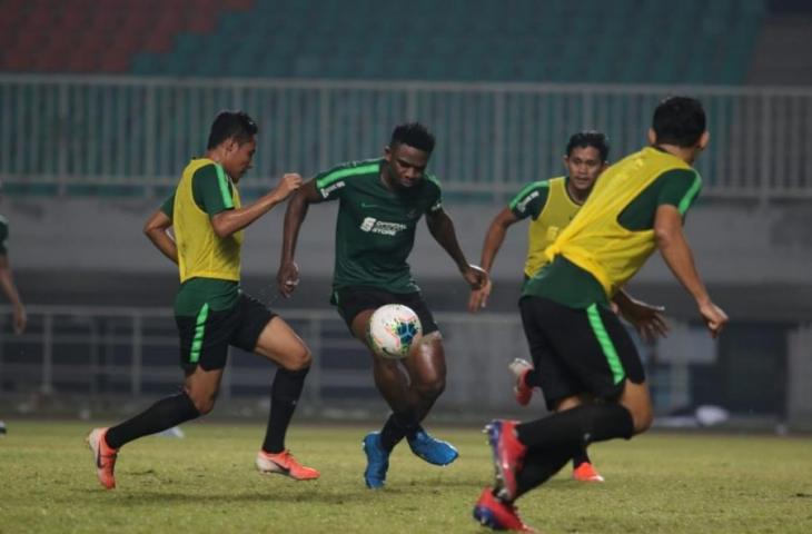 Osas Saha (tengah) saat mengikuti latihan bersama Timnas Indonesia di Stadion Pakansari, Cibinong, Bogor, Kamis (22/8/2019). (Dok. PSSI)