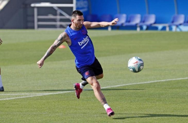 Lionel Messi saat mengikuti sesi latihan tengah pekan ini. (Twitter/@FCBarcelona)