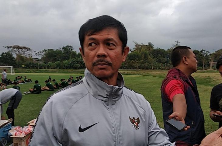 Pelatih Timnas Indonesia U-23, Indra Sjafri memberi keterangan kepada wartawan saat menggelar pemusatan latihan (TC) di Yogyakarta International School (YIS), Senin (26/8/2019). (bolatimes.com/M Ilham Baktora)