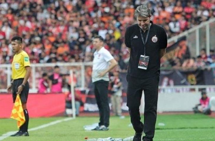 Pelatih Persija Jakarta, Julio Banuelos saat menghadapi PSM Makassar pada babak final leg pertama Piala Indonesia di Stadion Utama Gelora Bung Karno (SUGBK), Senayan, Jakarta, Minggu (21/7/2019). [Suara.com/Muhaimin A Untung]