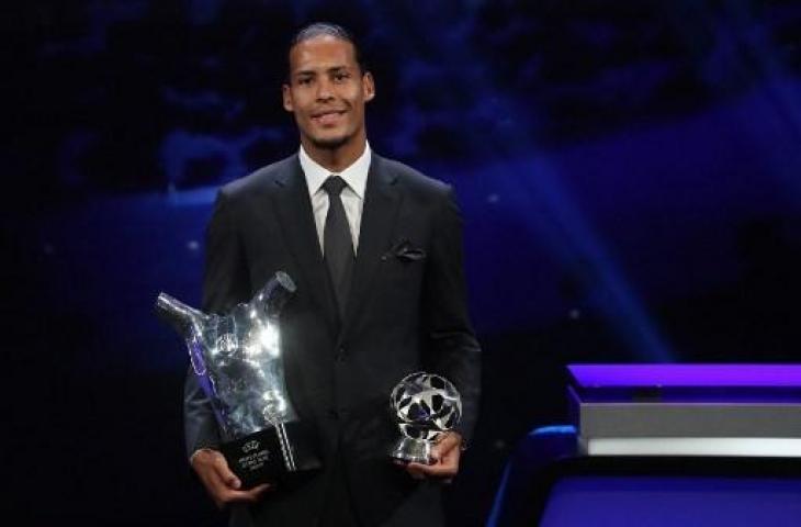 Bek Liverpool, Virgil van Dijk dianugerahi penghargaan Bek Terbaik Liga Champions 2018/2019 dan Pemain Terbaik UEFA 2018/2019 dalam acara pengundian babak fase grup Liga Champions 2019/2020 di Grimaldi Forum, Monaco, Kamis (29/8/2019) malam WIB. [Valery HACHE / AFP]