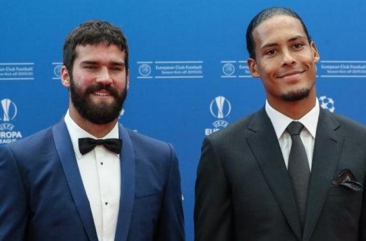 Kiper Liverpool, Alisson Becker dan bek Liverpool, Virgil van Dijk terpilih sebagai Kiper Terbaik dan Bek Terbaik Liga Champions 2018/2019 dalam acara pengundian babak fase grup Liga Champions 2019/2020 di Grimaldi Forum, Monaco, Kamis (29/8/2019) malam WIB. [Valery HACHE / AFP]