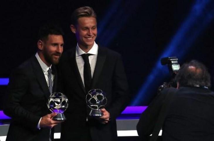 Frenkie de Jong dan Lionel Messi saat mendapat penghargaan sebagai Gelandang Terbaik dan Penyerang Terbaik Liga Champions 2018/2019. (VALERY HACHE / AFP)