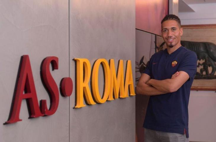 Chris Smalling resmi dikenalkan sebagai pemain AS Roma. (Twitter/@ASRoma)