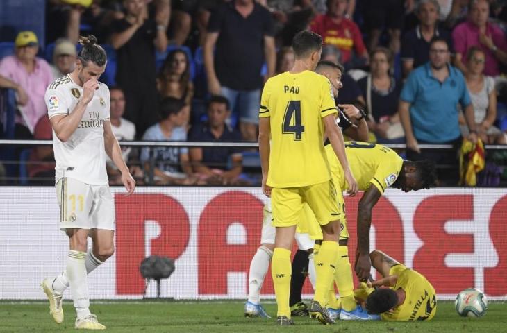 Ekspresi Gareth Bale setelah kena akumulasi kartu kuning usai melanggar pemain Villarreal. Pada laga pekan ketiga La Liga, Real Madrid harus puas berbagi angka dengan Villarreal setelah bermain imbang 2-2, Senin (2/9/2019). [JOSEP LAGO / AFP]