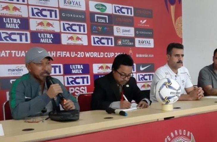 Pelatih tim nasional U-19 Indonesia Fakhri Husaini (kiri) dan pelatih timnas U-19 Iran Seyed Akbar Pour Mousavi (kedua dari kanan) memberikan keterangan dalam konferensi pers pra-laga persahabatan kedua tim di Stadion Patriot Candrabhaga, Bekasi, Jawa Barat, Jumat (6/9/2019). (Michael Siahaan)