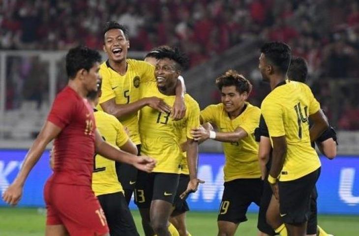 Pesepakbola Timnas Malaysia, Mohamadou Sumareh (ketiga kiri) melakukan selebrasi usai mencetak gol ke gawang Timnas Indonesia pada laga putaran kedua Kualifikasi Piala Dunia 2022 Zona Asia Grup G di Stadion Utama Gelora Bung Karno (SUGBK), Jakarta, Kamis (5/9/2019) malam WIB. [ANTARA FOTO/M Risyal Hidayat]