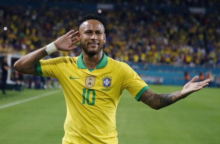 Ekspresi Neymar usai mencetak gol di laga persahabatan antara Brasil kontra Kolombia di Hard Rock Stadium, Florida, Miami, Sabtu (7/9/2019) kemarin. [RHONA WISE / AFP]