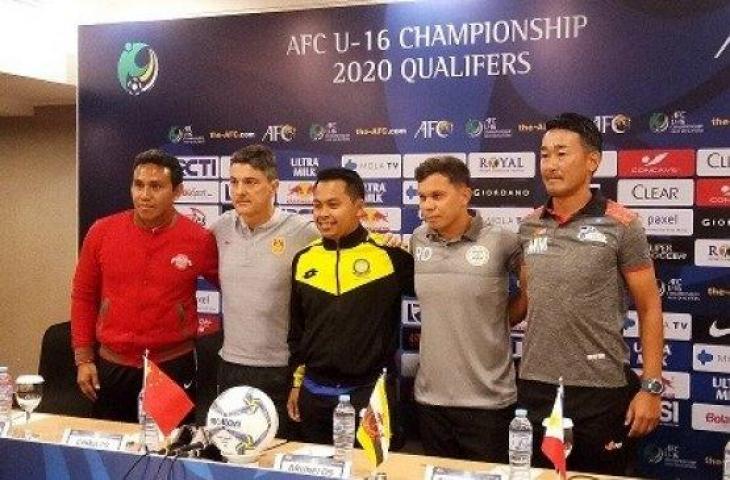 Pelatih Timnas Indonesia U-16 Bima Sakti (kiri), Pelatih China U-16 Antonio Puche (kedua kiri), Pelatih Bruneo Darussalam Izzar Omar (tengah), Pelatih Filipina Roxy Dorlas (kedua kanan), dan Pelatih Kepulauan Mariana Utara Michiteru Mita (kanan) dalam jumpa pers sehari jelang bergulirnya kualifikasi Piala Asia U-16 2020 di Jakarta, Jumat (13/9/2019). (Adie Prasetyo Nugraha/suara.com)