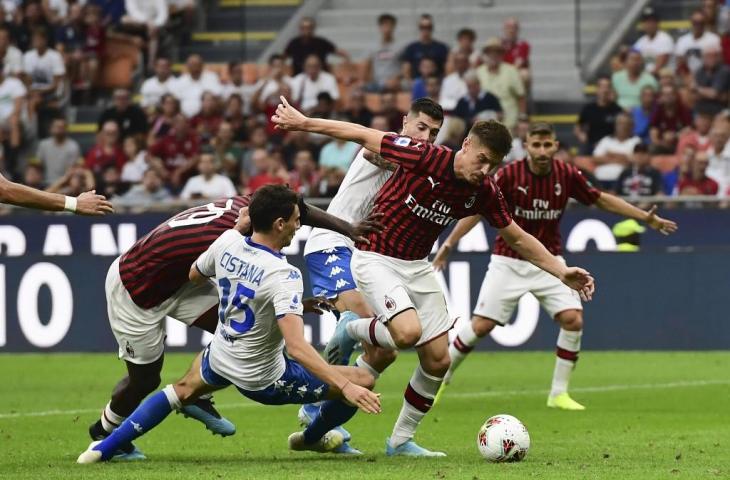 Penyerang AC Milan, Krzysztof Piatek berebut bola dengan pemain belakang Brescia Andrea Cistana pada lanjutan pekan kedua Serie A beberapa waktu lalu. [MIGUEL MEDINA / AFP]