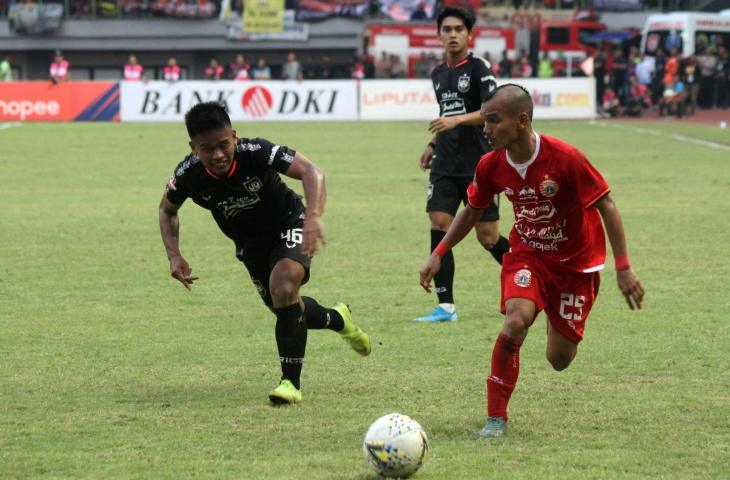 Pemain PSIS Semarang Fredyan Wahyu Sugiyantoro (kiri) berusaha membayangi pemain Persija Jakarta Riko Simanjuntak (kanan) pada pertandingan Liga 1 di Stadion Patriot Candrabhaga, Bekasi, Jawa Barat, Minggu (15/9/2019). Persija Jakarta berhasil mengalahkan PSIS Semarang dengan skor akhir 2-1 .ANTARA FOTO/Risky Andrianto/aww.
