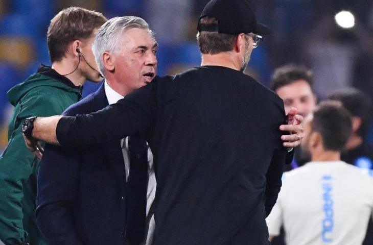 Jurgen Klopp memberi selamat Carlo Ancelotti usai Napoli mengalahkan Liverpool pada laga penyisihan grup Liga Champions, Rabu (18/9/2019) dini hari tadi. [ALBERTO PIZZOLI / AFP]