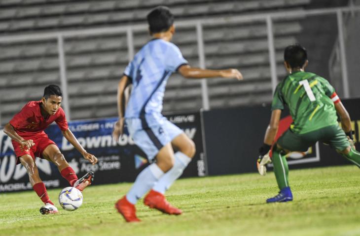 Pemain Timnas Indonesia U-16 Marselino Ferdinan (kiri) berusaha melewati pemain Timnas Kepulauan Mariana Utara U-16 pada laga kualifikasi Piala AFC U-16 2020 di Stadion Madya, Jakarta, Rabu (18/9/2019). Dalam pertandingan tersebut Timnas Indonesia U-16 menang atas timnas Kepulauan Mariana dengan skor 15-1. ANTARA FOTO/Galih Pradipta/nz