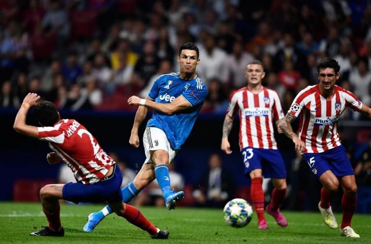 Penyerang Juventus, Cristiano Ronaldo mendapat halauan dari para pemain Atletico Madrid. Pada laga Liga Champions yang berlangsung Kamis (19/9/2019) dini hari itu, Juventus ditahan imbang 2-2 Atletico Madrid. [OSCAR DEL POZO / AFP]