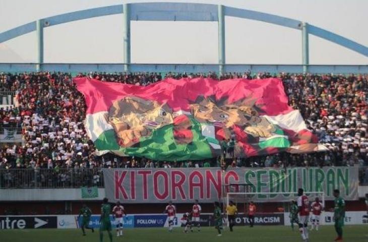 Koreo suporter PSS Sleman, Slemania, untuk Persipura Jayapura di Stadion Maguwoharjo, Sleman, Kamis (19/9/2019). (Suara.com/Irwan Febri Rialdi)