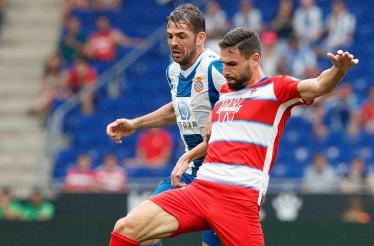 Pemain Granada berduel (kanan) dengan lawan dalam lanjutan Liga Spanyol 2019/20. (Instagram/@grandacf)