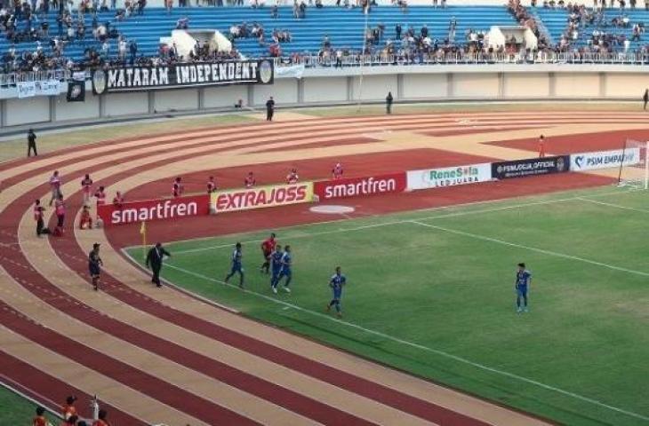 Penyerang PSIM Yogyakarta, Cristian Gonzales melakukan selebrasi usai mencetak gol ke gawang Madura FC, Senin (23/9/2019). Pada laga lanjutan Liga 2 2019 yang berlangsung di Stadion Mandala Krida, Yogyakarta tersebut, PSIM menang 2-0. [Rauhanda / chatwithamelia.xyz]