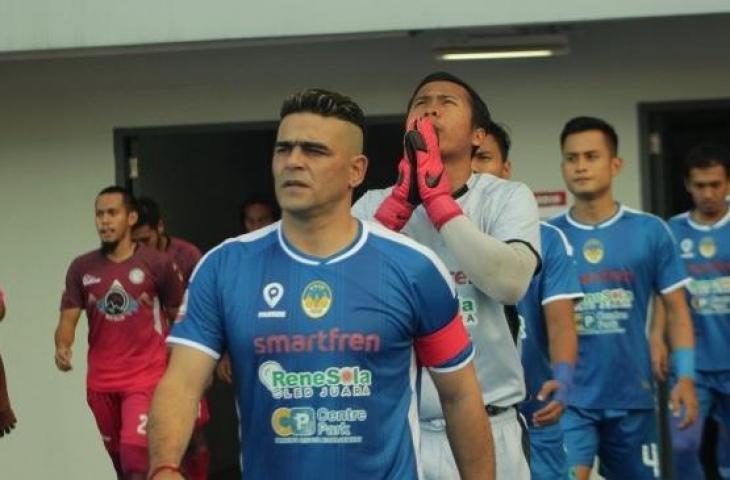 Kapten PSIM Yogyakarta, Cristian Gonzales, memasuki Stadion Mandala Krida, Kamis (8/8/2019). (Suara.com/Irwan Febri Rialdi)