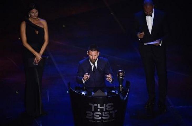 Lionel Messi meraih trofi penghargaan Pemain Terbaik FIFA 2019 di seremoni The Best FIFA Football Awards di Milan. (MARCO BERTORELLO / AFP)