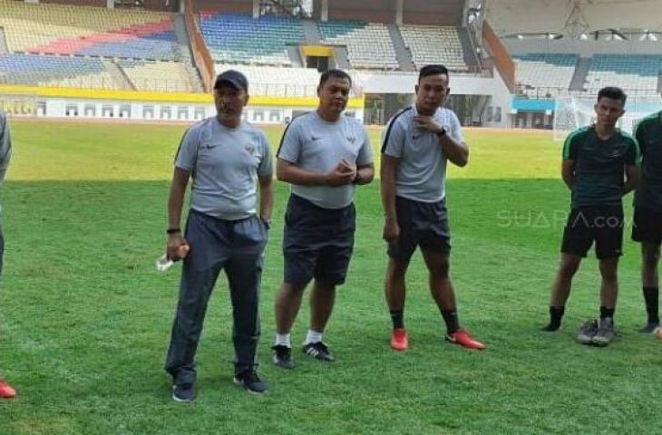 Pelatih Timnas Indonesia U-19, Fakhri Husaini di Stadion Wibawa Mukti, Cikarang, Kamis (13/6/2019). [Suara.com/Adie Prasetyo Nugraha]