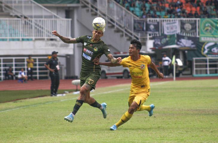 Pesepak bola Tira Persikabo Ciro Henrique Alvez (kiri) menguasai bola dikawal ketat pesepak bola Semen Padang Leo Guntara (kanan) pada lanjutan Liga 1 2019 di Stadion Pakansari, Cibinong, Bogor, Jawa Barat, Jumat (27/9/2019). Pertandingan tersebut berakhir imbang dengan skor 1-1. ANTARA FOTO/Yulius Satria Wijaya/foc.