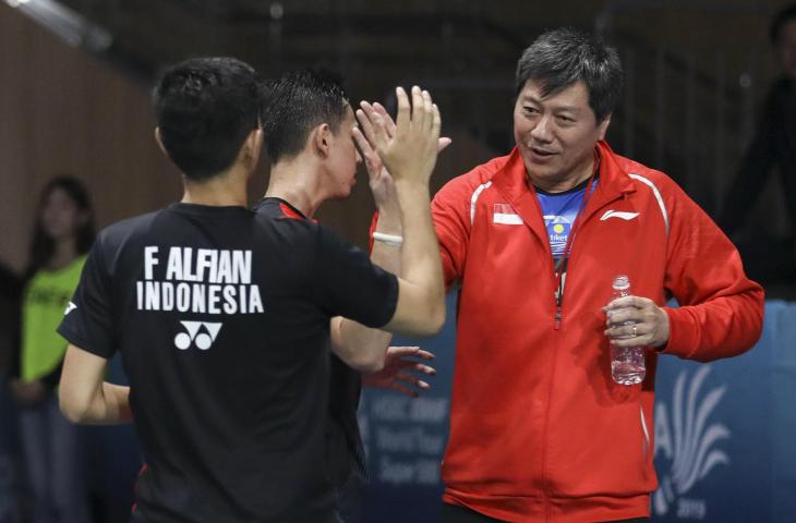 Ganda putra Indonesia Fajar Alfian (kiri) dan Muhammad Rian Ardianto (tengah) menyalami pelatih ganda putra Indonesia Aryono Miranat seusai mengalahkan ganda putra Jepang Takeshi Kamura dan Keigo Sonoda pada final Korea Open 2019 di Incheon Airport Skydome, Korea Selatan, Minggu (29/9/2019). Pasangan Fajar/Rian menjuarai ganda putra Korea Open 2019 usai mengalahkan pasangan Kamura/Sonoda dengan skor 21-16, 21-17. ANTARA FOTO/Nafielah - Humas PP PBSI/hma/ama.