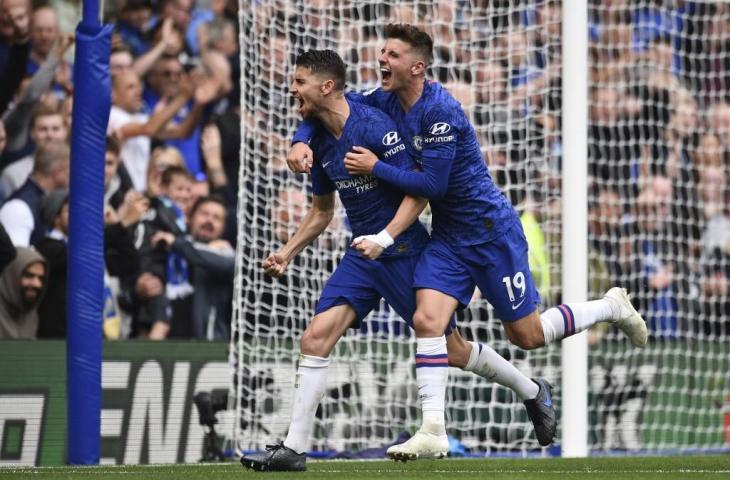 Pemain Chelsea, Jorginho (kiri) melakukan selebrasi ditemani Mason Mount usai mencetak gol ke gawang Brighton Albion, Sabtu (28/9/2019). Pada laga itu, Chelsea menang 2-0. [GLYN KIRK / AFP]