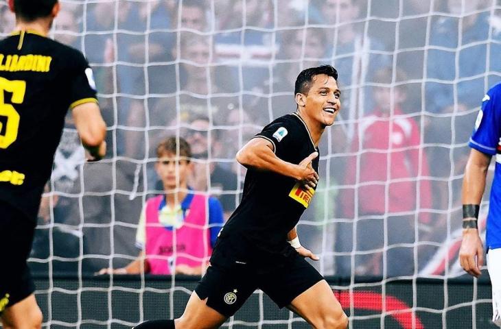 Penyerang Inter, Alexis Sanchez melakukan selebrasi usai mencetak gol ke gawang Sampdoria, Minggu (29/9/2019) dini hari tadi. Pada laga itu Inter menang 3-1 atas tuan rumah. [@inter / Instagram]