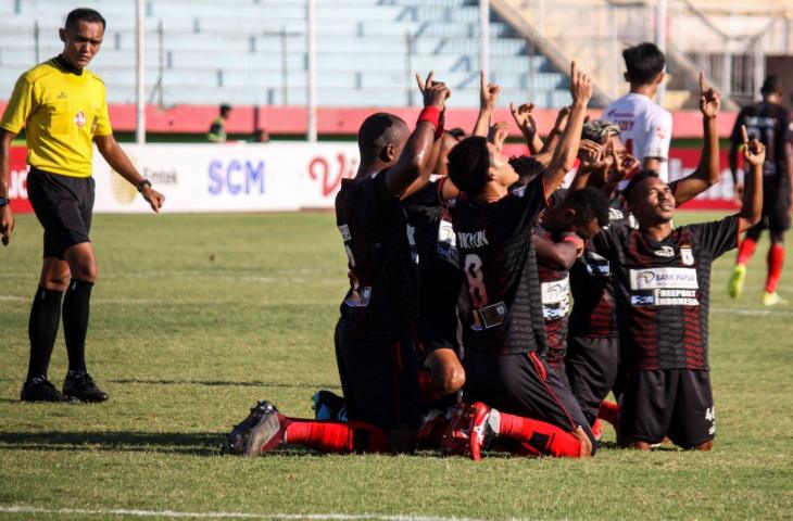 Para pemain pesepak bola Persipura melakukan selebrasi setelah mencetak gol ke gawang PSM Makasar pada lanjutan Liga 1 2019 di Stadion Gelora Delta Sidoarjo, Jawa Timur, Jumat (27/9/2019). Persipura menang atas PSM Makasar dengan skor akhir 3-1. ANTARA FOTO/Umarul Faruq/foc.