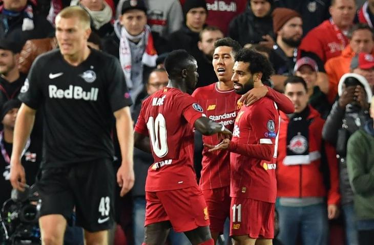 Mohamed Salah merayakan gol ke gawang RB Salzburg bersama Sadio Mane dan Roberto Firmino, Kamis (3/10/2019) dini hari tadi. Pada laga lanjutan Liga Champions tersebut, Liverpool menang 4-3. [PAUL ELLIS / AFP] 