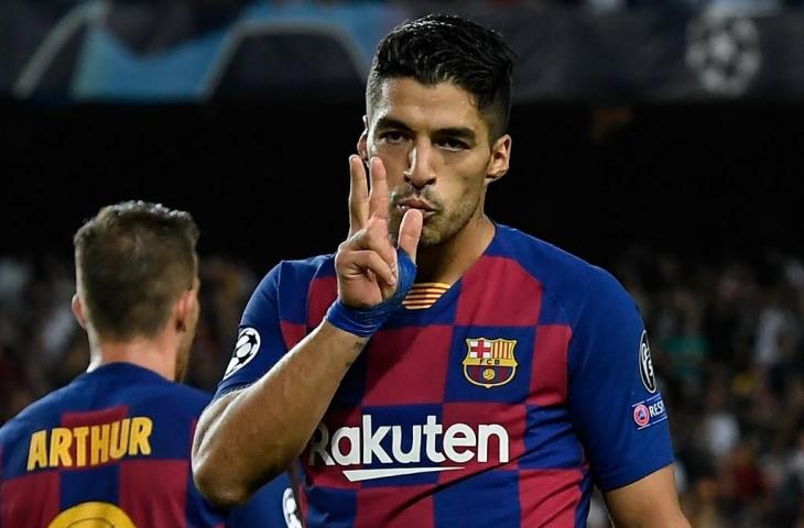 Penyerang Barcelona, Luis Suarez melakukan selebrasi usai mencetak gol ke gawang Inter pada lanjutan Liga Champions, Kamis (3/10/2019) dini hari. [LLUIS GENE / AFP]